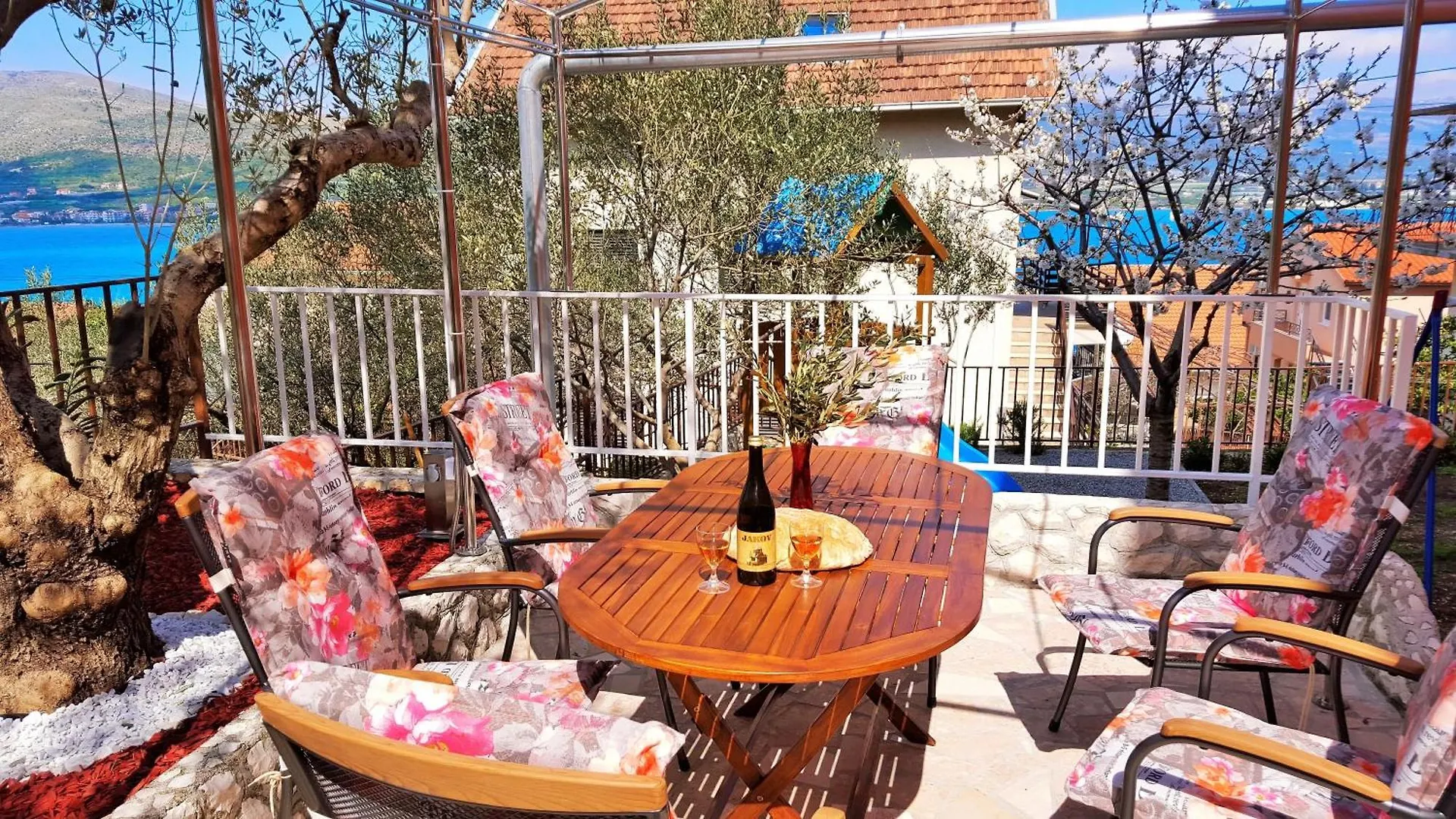 Erdgeschosswohnung Mit Viel Komfort Und Terrasse Τρογκίρ